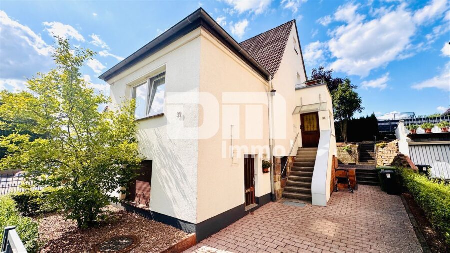 Gepflegtes 1 bis 2 Familienhaus in gefragter Lage mit riesigem Gartengrundstück - Titel Frontansicht